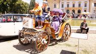 K samým počátkům automobilismu se vrací replika elektromobilu Dora, který se vyráběl v italském Janově roku 1906.