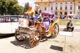 K samým počátkům automobilismu se vrací replika elektromobilu Dora, který se vyráběl v italském Janově roku 1906.