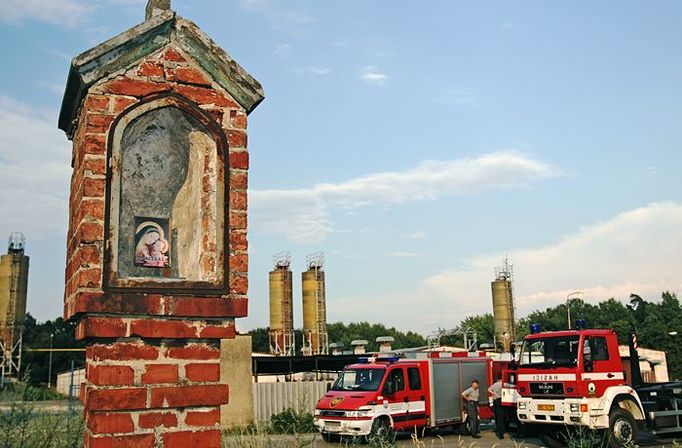 Památník Panny Marie před drůbežárnou u Kosořína.