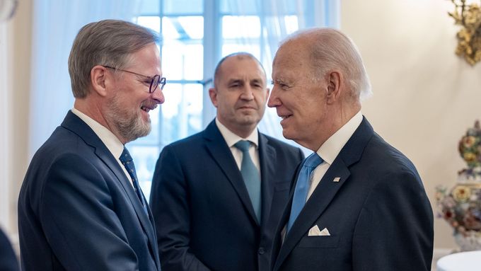 Premiér Petr Fiala s americkým prezidentem Joem Bidenem na zasedání Bukurešťské devítky ve Varšavě v únoru 2023.