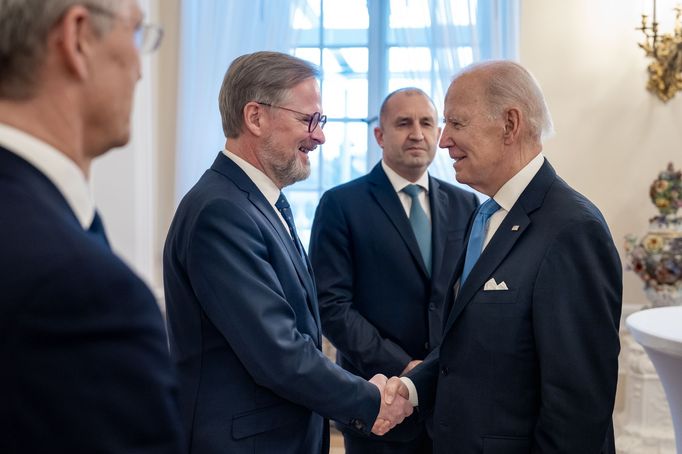 Premiér Petr Fiala s americkým prezidentem Joem Bidenem na zasedání Bukurešťské devítky ve Varšavě v únoru 2023.