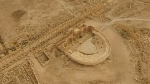 Letecké záběry odhalují poničení starověké Palmýry. Přežilo sloupořadí a divadlo