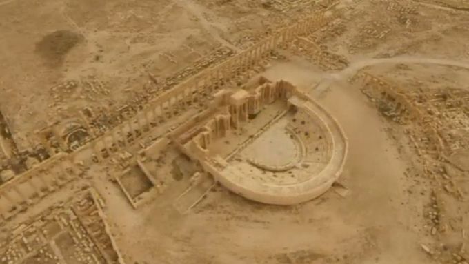 Záběry z dronu ukazují, v jakém stavu je po vyhnání Islámského státu pouštní město Palmýra, které je zapsáné na seznamu světového dědictví UNESCO.