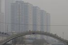 Peking nevzdává boj se smogem, teď chce poručit větru
