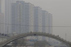 Peking nevzdává boj se smogem, teď chce poručit větru