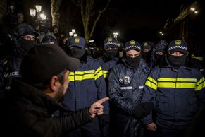 Protesty v Gruzii, záplavy v Česku i kartářka z Tiktoku. Fotky roku Honzy Mudry