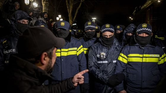 Protesty v Gruzii, záplavy v Česku i kartářka z Tiktoku. Fotky roku Honzy Mudry