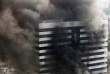 Thajští hasiči dnes oznámili, že demonstranti zapálili asi dvacítku významných objektů, mezi nimi budovu burzy, druhé největší jihoasijské obchodní centrum Central World i další nákupní centra, několik bank, městskou energetickou společnost a multikino, jehož komplex se zřítil. Burza zůstane kvůli násilnostem ve čtvrtek a v pátek uzavřena.