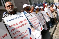 Učitelé vyrazí kvůli platům před vládu. A dál se uvidí
