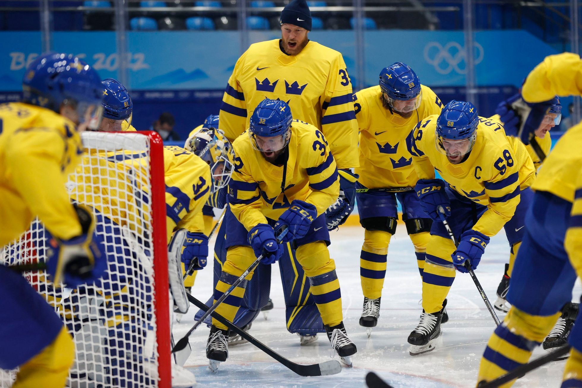 Hokejisté Švédska před začátkem semifinále s Ruskem