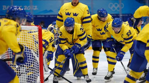 Hokejisté Švédska před začátkem semifinále s Ruskem.