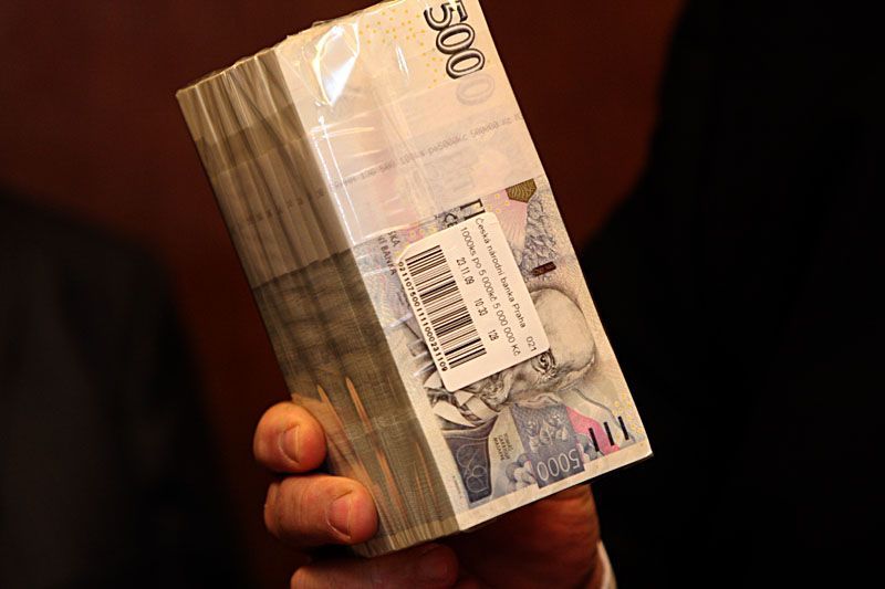 Peníze - ČNB vydala inovovanou 5000 Kč bankovku