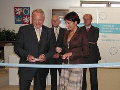 Takto Petra Mašínová otevírala s královéhradeckým hejtmanem Pavlem Bradíkem evropské informační centrum v Hradci Králové
