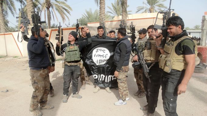 Irácká armáda se strženou vlajkou organizace Islámský stát.