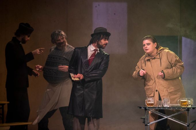František Hnilička jako polní kurát Katz, Jan Dvořák coby hospodský Palivec, Tomáš Drápela v roli Bretschneidera a Natália Drabiščáková jako Švejk.