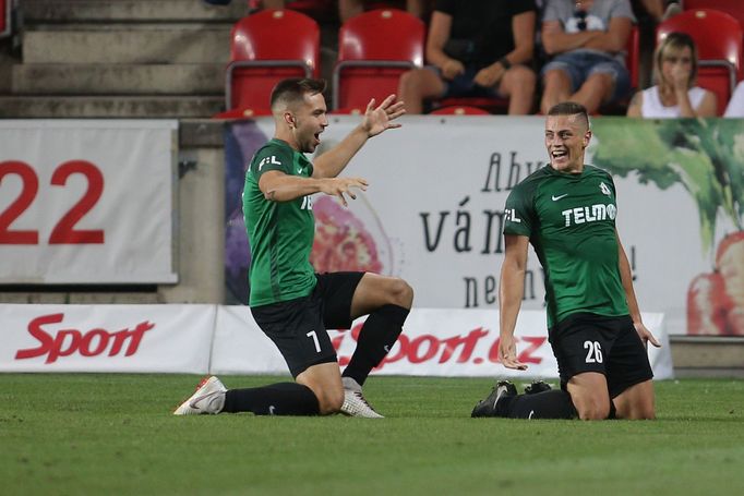 5. kolo fotbalové FORTUNA:LIGY, Slavia - Jablonec: Tomáš Holeš (vpravo) a Jakub Považanec slaví gól Jablonce.