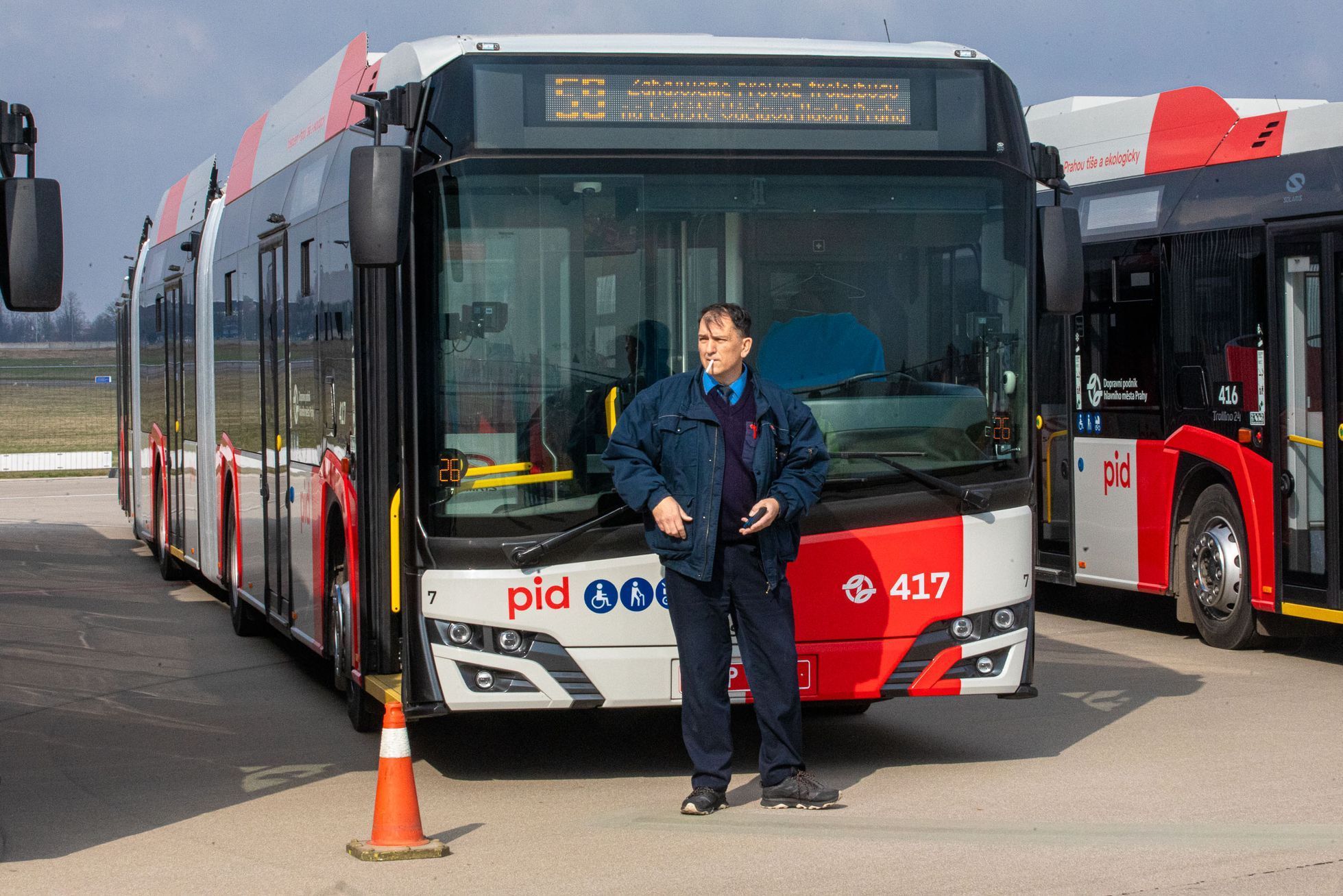 Trolejbusy Škoda Solaris 24, které jezdí z pražského letiště na lince 59