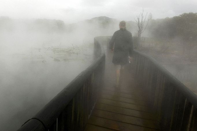 Procházka nad termálními prameny v parku Rotorua, na Novém Zélandu.