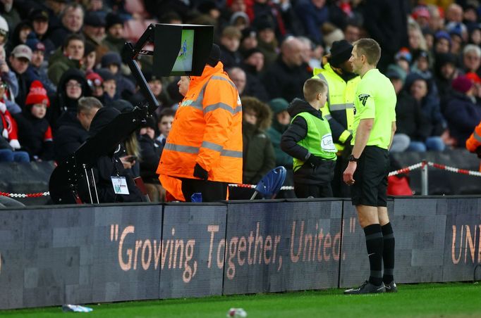 Soccer Football - Premier League - Sheffield United v West Ham United - Bramall Lane, Sheffield, Britain - January 21, 2024 Referee Michael Salisbury looks at the VAR mon