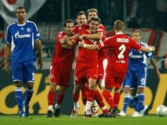 Fotbalisté Kolína se radují. Po dlouhém obléhání branky Schalke dostali míč konečně do sítě.