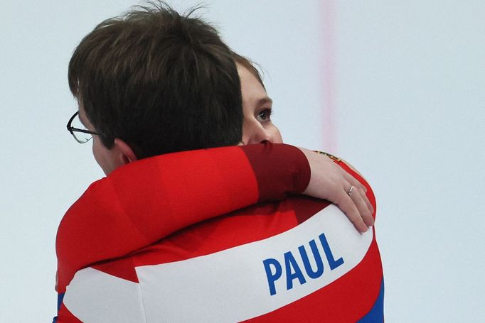 Objetí manželů Paulovvých po výhře v závěrečném zápase na olympiádě v Pekingu proti domácí Číně.