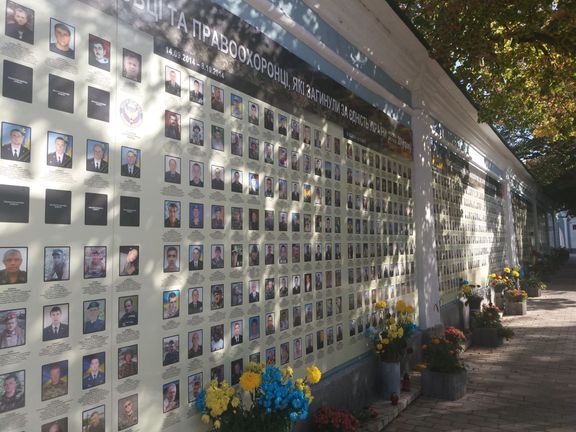 Kyjevská zeď se jmény a fotografiemi padlých ukrajinských vojáků.