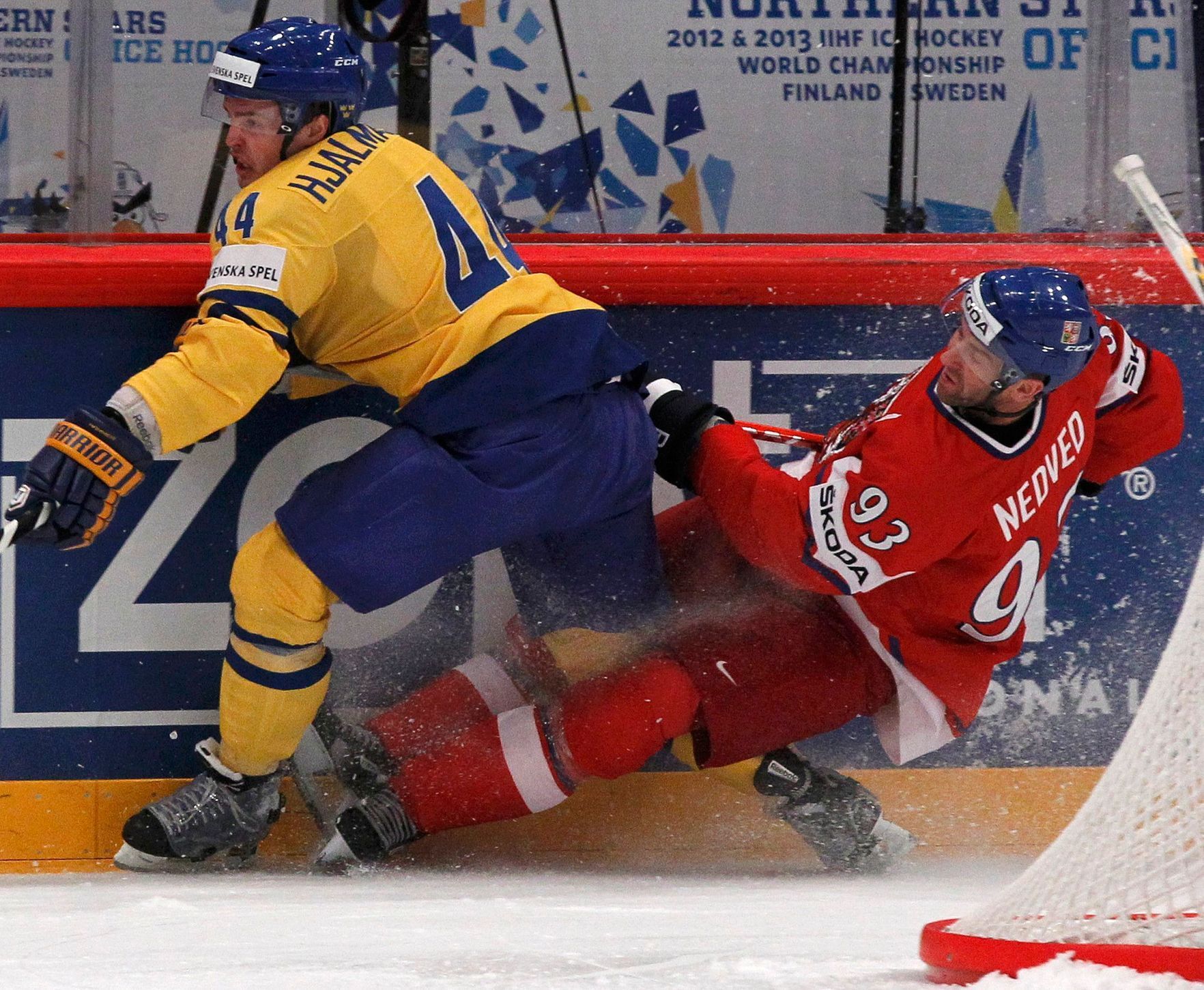 Souboj Niklase Hjarmarssona s Petrem Nedvědem ve čtvrtfinále MS Švédsko - Česko