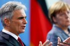 Rakouský kancléř Werner Faymann skončil, neustál tlak po debaklu v prezidentských volbách