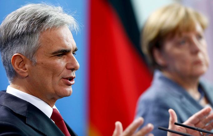 Rakouský kancléř Faymann a německá kancléřka Merkelová na společné tiskové konferenci v Berlíně.