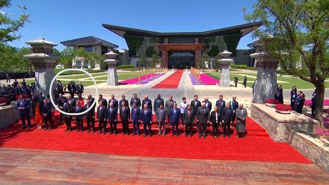 Čínský prezident, jeho ruský protějšek a další státníci, kteří se zúčastnili jednání o projektu nové Hedvábné stezky, čekali na českého prezidenta.