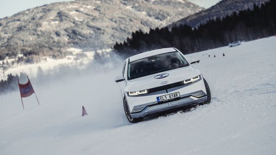 Místo strachu z dojezdu zábava z jízdy. S elektromobilem na zamrzlé driftovací trati