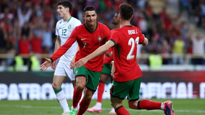 Cristiano Ronaldo a Diogo slaví branku v domácí přípravě proti Irsku, kterou Portugalci vyhráli 3:0.
