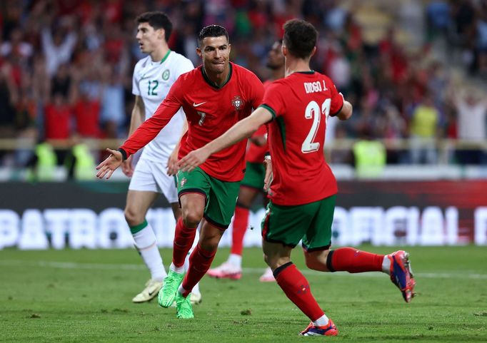 Cristiano Ronaldo a Diogo slaví branku v domácí přípravě proti Irsku, kterou Portugalci vyhráli 3:0.