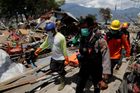 Zemětřesení a tsunami v Indonésii zabilo téměř 2000 lidí. Úřady upřesnily bilanci