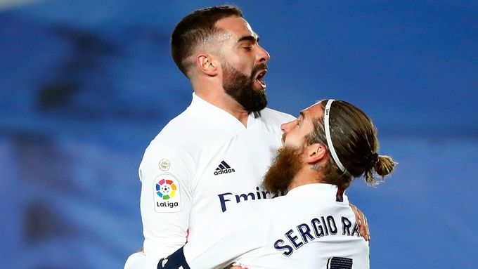 Dani Carvajal slaví s kapitánem Realu Madrid Sergiem Ramosem druhý gól v síti městského rivala Atlétika