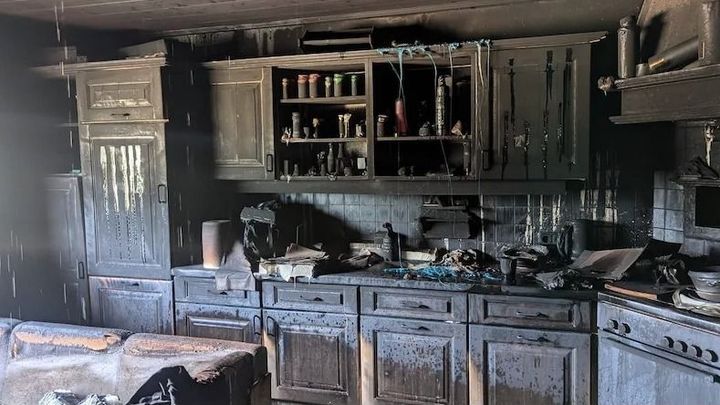Muž v Rakousku chtěl vnoučatům usmažit řízky, podpálil celý dům