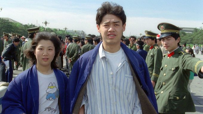 Wu'er Kchaj-si (napravo), jeden z vůdců demonstrace na náměstí Nebeského klidu (Tchie-an-men) v Pekingu. Vyfoceno 19. května 1989, pár týdnů před masakrem.