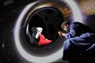 Recenze: Černé díry na jevišti. Srnkova opera v Mnichově se vrací před velký třesk