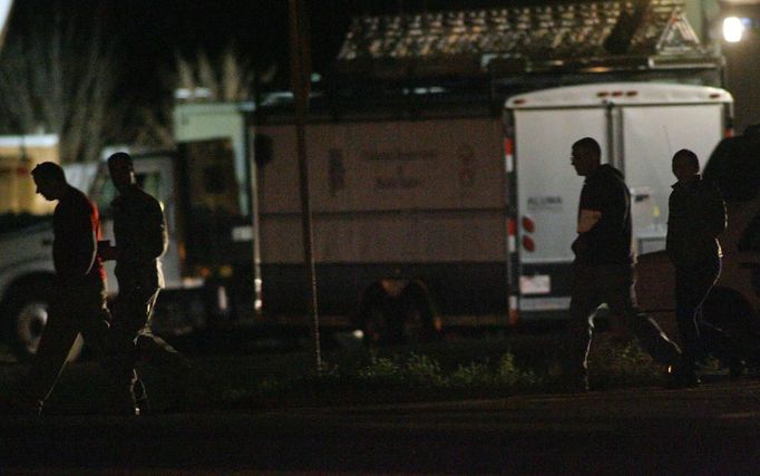 Law enforcement officials continue to man a command center in the evening near the scene of a shooting and hostage taking that happened five days ago near Midland City, Alabama February 3, 2013. A gunman boarded an Alabama school bus ferrying children home from school on Tuesday and fatally shot the driver before fleeing with a young child; they have been holed up in an underground bunker ever since, Alabama media reported. REUTERS/Phil Sears (UNITED STATES - Tags: CRIME) Published: Úno. 4, 2013, 3:24 dop.