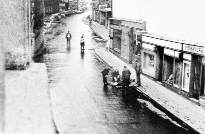 Fotoreprodukce dobového policejního vyšetřovacího spisu k srpnovým událostem v roce 1969.