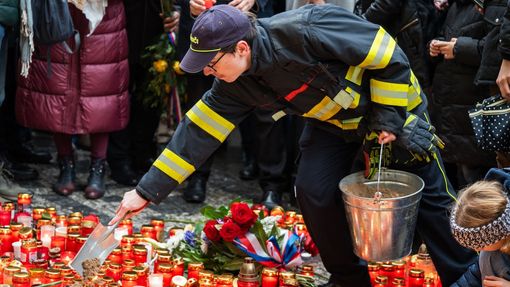 Pietní místo na Národní třídě bylo už dopoledne v obležení svíček. Někteří lidé ovšem pokládali květiny na svíčky, ty se pak rozhořely. Zasahovat museli hasiči s pískem.