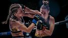 Marta Waliczeková inkasuje úder od české fighterky Lucie Pudilové.