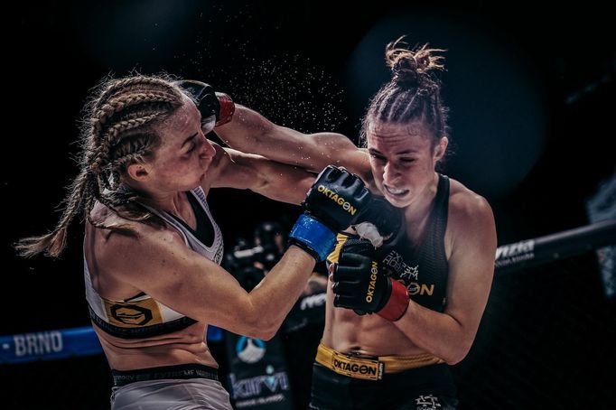 Marta Waliczeková inkasuje úder od české fighterky Lucie Pudilové.