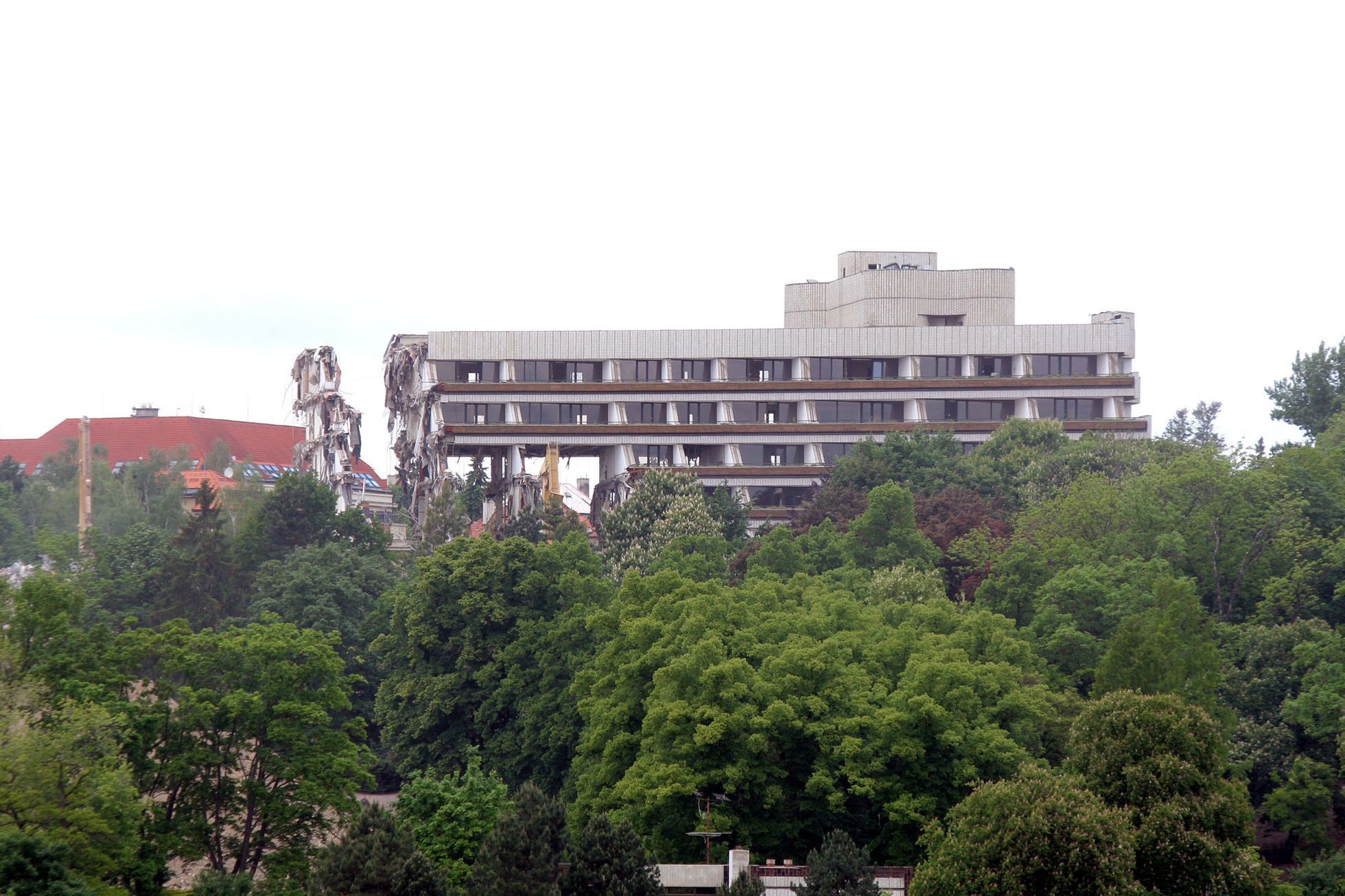 Bourání hotelu Praha