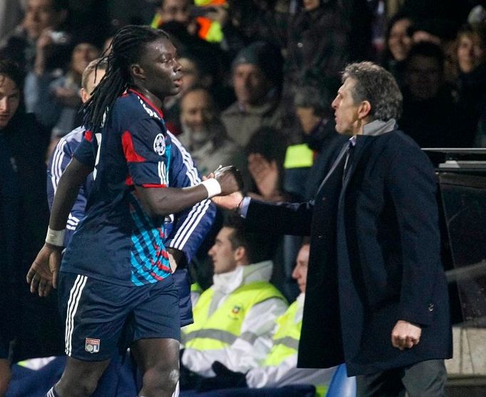 Bafetimbi Gomis přispěchal oslavit gól i k lavičce, kde si plácnul s trenérem Claudem Puelem