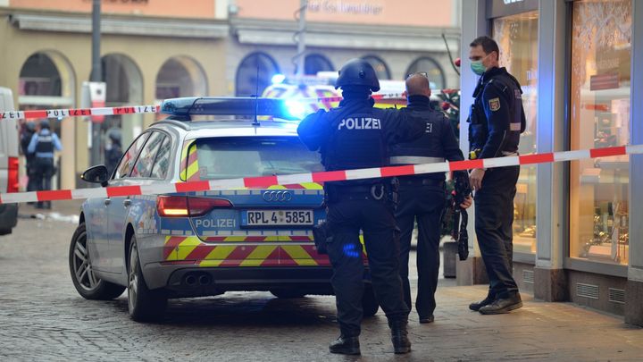 U nádraží ve Frankfurtu útočník zranil nožem několik lidí, motiv je nejasný