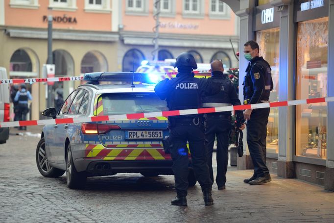 Německá policie zasahuje v Trevíru, kde auto najelo do lidí.