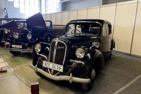 Výsledky aukce auto-moto veteránů. Překvapila Škoda Rapid, Tatra 700 si kupce nenašla