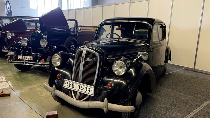 Výsledky aukce auto-moto veteránů. Překvapila Škoda Rapid, Tatra 700 si kupce nenašla