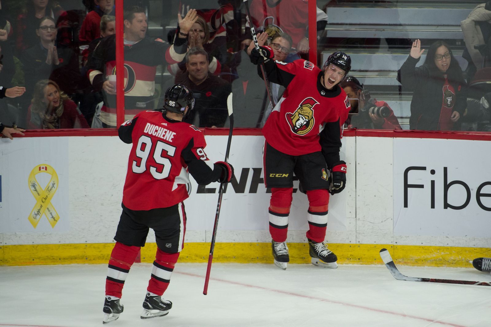 Ryan Dzingel a Matt Duchene slaví branku Ottawy v NHL 2018-19